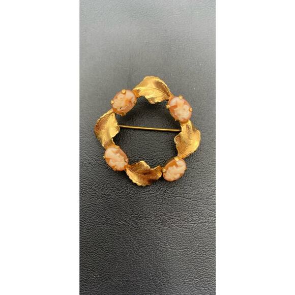 Vintage Danecraft 1/20-12kt Gold Filled Circular Wreath Leaf Cameo Brooch 1-1/4" - Picture 1 of 5